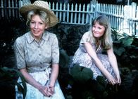 Die Waltons – Olivia (Michael Learned, l.) und ihre Schwiegertochter Cindy (Leslie Winston, r.) bei der Gartenarbeit.