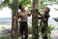 Der Ranger – Der Ranger Sturm Bäume mit Symbolgehalt: Philipp Danne als Jonas Waldek, Jörg Witte als Christoph Fischer