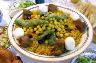 Zu Tisch ... – Fatmas Couscous für das abendliche Fastenbrechen ist zubereitet.