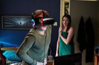 Dead Pixels – Alison (Charlotte Ritchie) hat Nicky (Will Merrick) in einem ungünstigen Moment erwischt.