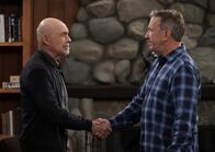 Last Man Standing – Ed Alzate (Hector Elizondo, l.); Mike Baxter (Tim Allen, r.)