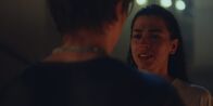 neoriginal: Crystal Wall – Louna (Anna Bardavelidze, r.) ist erleichtert und froh Nicolas (Gustav Schmidt, l.) zu sehen.