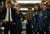 Bones - Die Knochenjägerin – (v.l.n.r.) Booth (David Boreanaz); Dr. Brennan (Emily Deschanel); Saroyan (Tamara Taylor); Dr. Montenegro (Michaela Conlin); Dr. Hodgins (T.J. Thyne)