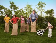 The Middle – (2. Staffel) - Bei ihnen herrscht der ganz normale Wahnsinn einer fünfköpfigen Mittelklassen-Familie: Axl (Charlie McDermott, l.), Frankie (Patricia Heaton, 2.v.l.), Sue (Eden Sher, 3.v.l.), Mike (Neil Flynn, 2.v.r.), Brick (Atticus Shaffer, r.) und dessen bester Freund Arlo (Nick Shafer, 3.v.r.) ...