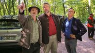 Die Rosenheim-Cops – Bernd Schlüter (Titus Horst, l.) zeigt Bach (Patrick Kalupa, r.) und Stadler (Dieter Fischer, M.), wo er sich zum Zeitpunkt des Schusses befunden hat.