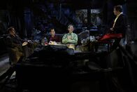 Two and a Half Men – In der verkohlten Ruine von Lyndsey kommt es zwischen Chris (Judd Nelson, l.), Charlie (Charlie Sheen,2.v.r.), Herb (Ryan Stiles, 2.v.r.) und Gordon (J.D. Walsh, r.) zu einer emotionalen Männerrunde ...