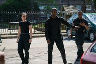 Trigger Point – Bombenentschärfer Joel Nutkins (Adrian Lester, M.) kann sich auf seine Teamkollegen Lana (Vicky McClure, l.) und Danny (Eric Shango, r.) verlassen.