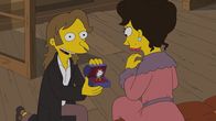 Die Simpsons – Mr. Burns (l.) hat vor Jahren vieles versucht, um das Herz seiner Jugendliebe Lilah (r.) zu erobern. Doch offensichtlich hatte er sich nicht genug ins Zeug gelegt, denn er konnte sie nie wirklich für sich gewinnen - nun wünscht er, er könnte die Zeit noch einmal zurückdrehen ...