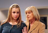 Sturm der Liebe – ARD STURM DER LIEBE FOLGE 1485 Uhr im ERSTEN. Theresa (Ines Lutz, l.) vertraut Charlotte (Mona Seefried, r.) ihre Sorgen an.