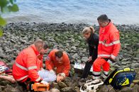 Notruf Hafenkante – Dr. Haase (Fabian Harloff, M.) versorgt die verletzte Frau (Carina Wiese, liegend), die am Elbufer gefunden wurde. Franzi (Rhea Harder, 2.v.r.) versucht herauszufinden, was passiert ist.
