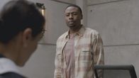 MacGyver – Prüft die Aussagen von Bozer (Justin Hires, r.) auf Herz und Nieren: Phoenix Foundation-Chefin Patricia Thornton (Sandrine Holt, l.). Kann er überzeugt werden?