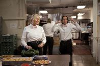Party Down – Bobbi St. Brown (Jennifer Coolidge, l.); Roman DeBeers (Martin Starr, r.)