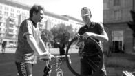 Streetphilosophy – Fahrradkurier Max Siering (rechts) schwört auf sein Rennrad: eine alte Erfindung, bei der Technik, Intelligenz und Muskelkraft perfekt ineinandergreifen.