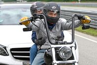 Aktenzeichen XY ... ungelöst – Spritztour in den Tod: Vater und Sohn fahren mit einem Motorrad zu einem Badesee. Auf der Autobahn werden sie von einem Pkw gerammt, mit fatalen Folgen. Der Unfallverursacher flüchtet und wird jetzt von der Polizei gesucht.