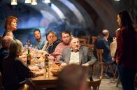 Weingut Wader - Neue Wege – Anne (Henriette Richter-Röhl, r.) möchte ihren Ausschluss aus dem Winzerverband verhindern. Simone Roscher (Andrea Wolf, stehend), Dieter Ardenberger (Gerhard Fehn, sitzend rechts) und sein Sohn Roland (Lorenz Klee, 2. v. r. sitzend) sind sauer auf sie.