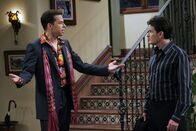 Two and a Half Men – Alan (Jon Cryer, l.) erklärt sich bereit, als Charlies (Charlie Sheen, r.) Partner, mit auf eine Schwulenparty zu gehen.