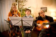 Alle Jahre wieder – Tochter Anna-Maria (jung, Liva Steger), Sohn Stefan (jung, William Boer) und Reinhard (Oliver Törner), der neue Freund von Mutter Brigitte singen Weihnachtslieder.