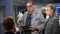 Chicago Med – Sie beraten sich wegen eines schwierigen Falls: Nick Gehlfuss als Dr. Will Halstead (von hinten), Oliver Platt als Dr. Daniel Charles, Kirsten Hager als Dr. Stevie Hammer