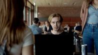 Ida rettet die Welt – Ida (Elli Müller Osborne, li.) findet Axel (Arthur Hakalahti, Mitte), den vermeintlichen Incel, attraktiv.