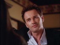 Charmed - Zauberhafte Hexen – Piper (Holly Marie Combs, l.) ist überrascht, dass Cole (Julian McMahon, r.) hier ist um sie und Leo wieder zusammen zu führen, in der Hoffnung Phoebes Glauben in die Liebe wiederherzustellen ...