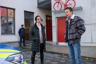 Der Alte – Annabell Lorenz (Stephanie Stumph, l.) befragt Jannik Selinski (Andreas Warmbrunn, r.). Die Nachricht vom Tod seines Vaters nimmt ihn offensichtlich sehr mit.
