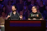 Wer weiß denn sowas? – Rateteam-Kapitän Elton (r.) und der Musiker von "The BossHoss", Alec Völkel (l.) bilden ein Rateteam.
