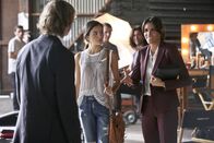 Navy CIS: L.A. – Ein Massaker aus den 90ger Jahren in Peru wird erneut aufgerollt, als eine Überlebende (Arienne Mand, M.) ins Fadenkreuz gerät. Kensi (Daniela Ruah, r.) und Deeks (Eric Christian Olsen, l.) ermitteln Undercover, um sie zu beschützen
