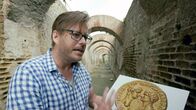 Neros Stadt der Lüste – Archäologieprofessor Kevin Dicus mit einer Münze aus dem ersten Monat von Neros Regierungszeit, die den Kaiser mit seiner Mutter Agrippina zeigt.