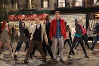 Two and a Half Men – Walden (Ashton Kutcher, vorne r.) hat eine ganz besondere Fantasie ...