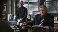Elementary – Eine falsche Beschuldigung sorgt für jede Menge Ärger und bringt Gregson (Aidan Quinn, r.) ganz schön ins Grübeln ...