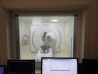 Terra Mater Wissen – Lena Hütterer wird von Tibor Stöffel für ein Testergebnis ein MRT durchgeführt.