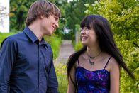 Emm@s Ch@troom – Nicholas (Jannik Schumann) Ankunft auf der Party ist eine große Überraschung für Jackie (Charlotte Nicdao).