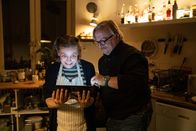Extraklasse 2+ – Ralph Friesner (Axel Prahl, r.) überrascht seine Mitbewohnerin Karin (Katharina Thalbach, l.) mit einem Tablet. Endlich kann sie mit ihrem Enkel sprechen!