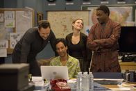 Community – Jeff (Joel McHale, l.), Abed (Danny Pudi, 2.v.l.), Britta (Gillian Jacobs, 2.v.r.) und Elroy (Keith David, r.) müssen erkennen, dass einmal ein Hund zu ihren Kommilitonen gehört hat ...
