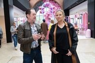 Die Chefin – Die Polizeikommissare Paul Böhmer (Jürgen Tonkel, l.) und Vera Lanz (Katharina Böhm, r.) ermitteln im Einkaufszentrum nahe des Kiosks.