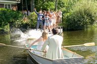 The Big Wedding – Als die beiden dann noch mit dem Boot durchbrennen wollen ist die Hochzeitsgesellschaft nicht mehr zu stopen und will das flüchtende Brautpaar Missy (Amanda Seyfried) und Alejandro (Ben Barnes) aufhalten.