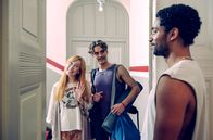 All You Need – Sarina (Christin Nichols, l.) hat eine Idee: Simon (Ludwig Brix, Mitte) soll bei Vince (Benito Bause) einziehen!
