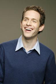 It's Always Sunny in Philadelphia – (3. Staffel) - Dennis (Glenn Howerton) ist der Zwillingsbruder von Dee und Mitbesitzer des Paddy's. Er legt besonderen Wert auf seine Kleidung und ist nach seiner eigenen Einschätzung unwiderstehlich ...