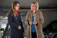 Marie Brand – Marie Brand (Mariele Millowitsch, r.) will von Leslie Hollmann (Vidina Popov, l.) wissen, was der Grund für den Angriff gewesen sein kann.