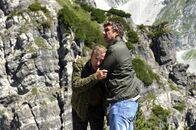 Der Bergdoktor – Martin (Hans Sigl, r.) versucht Georg Sattler (Robert Giggenbach, l.) dabei zu helfen, mit seinem Sohn wieder ins Reine zu kommen.