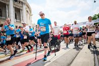 Wings for Life World Run – Lukas Müller (vorne, m.) tritt am 7. Mai 2023 beim Wings For Life World Run Flagship Run in Wien, Österreich, auf