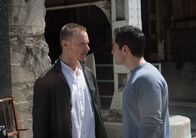 The Exorcist – Als Pater Marcus (Ben Daniels, l.) sich mit Pater Tomas (Alfonso Herrera, r.) im Kampf gegen den Dämon zusammenschließt, macht er Tomas bewusst, dass er seine Exfreundin Jessica um jeden Preis endlich aus seinem Leben verbannen muss, wenn er wirklich einen Exorzismus durchführen will ...