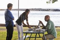 Hawaii Five-0 – Da sie Expertin im Lippenlesen ist, steht sie Joe (Terry O'Quinn, r.) und Steve (Alex O'Loughlin, l.) im Fall von Wo Fat bei: Kensi (Daniela Ruah, M.) ...