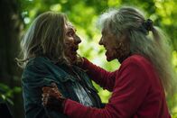 neoriginal: Generation Z – Zwischen Cecily (Sue Johnston, l.) und Janine (Anita Dobson, r.) kommt es zu einer körperlichen Auseinandersetzung.