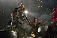 Future Man – Tiger (Eliza Coupe, l.); Wolf (Derek Wilson, r.)