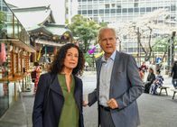 Das Traumschiff – Nachdem Oskar Schifferle (Harald Schmidt) die ganze Nacht verschwunden war, ist Hanna Liebhold (Barbara Wussow) froh, ihn wohlbehalten gefunden zu haben.