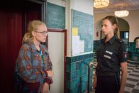 Notruf Hafenkante – Kim (Carolyn Genzkow, r.) fragt sich, ob Betty (Lilly Joan Gutzeit, l.) das Schulessen vergiftet hat, weil sie von ihren Schulkameraden gemobbt wurde?