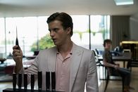 Alex Rider – Unter falschem Vorwand lädt der ehemalige Eliteschüler Parker Roscoe (George Sear, l.) Tom Harris (Brenock O'Connor, r.) zu sich in die Firma ein. Er möchte Informationen über Alex Rider. Dafür ist ihm jedes Mittel recht.