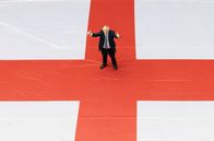 Wer ist Boris Johnson? – Premierminister Boris Johnson posiert vor dem Viertelfinalspiel Ukraine-England während der Euro 2020 mit einer riesigen Georgskreuz-Flagge für ein Foto vor 10 Downing Street.