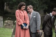 Father Brown – Die hübsche Bunty (Emer Kenny) erhält von Fotograf Graham Cartwright (Andrew Greenough) ein fragwürdiges Angebot.